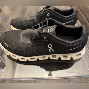 Women’s OnCloud Sneakers - Gently Used